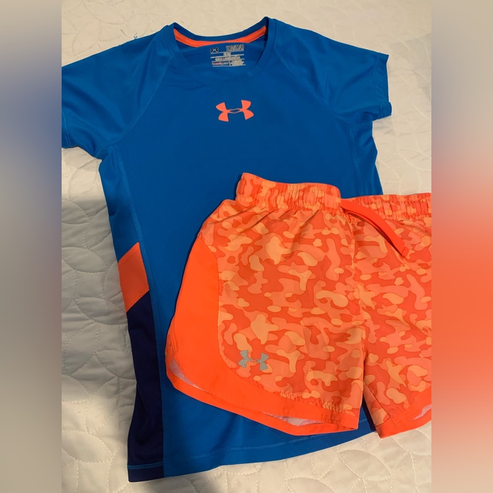 Girls M Under Armour fitted shirt and shorts.